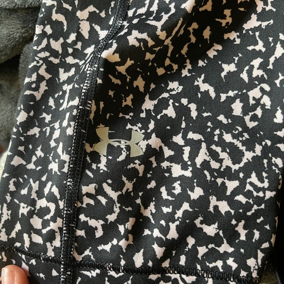 WOMEN’S UNDER ARMOUR PRINTED CAPRI LEGGINGS - Picture 3 of 4